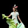 Alessandra ambrósio esbanjou simpatia no Mercedes Benz Fashion Week