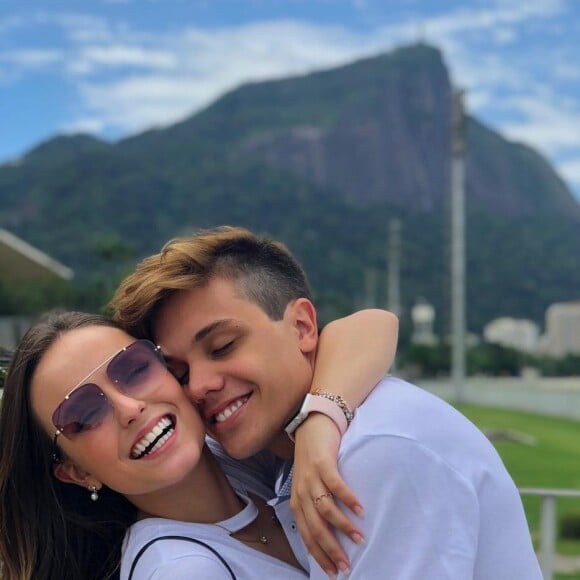 'Te amo, mulher da minha vida', escreveu Leo Cidade em vídeo com Larissa Manoela