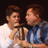Leonardo canta com o filho José Felipe em show em comemoração aos 30 anos de carreira, no Rio de Janeiro, em 11 de setembro de 2014