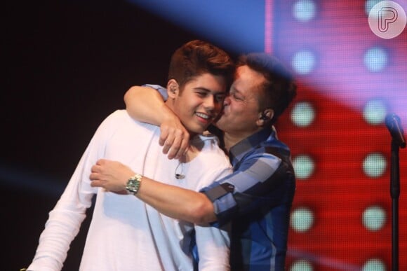 Leonardo beija o filho José Felipe após cantarem juntos no Rio de Janeiro