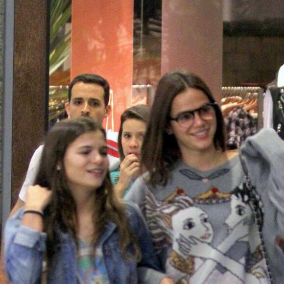 Luana Marquezine passeia ao lado de Bruna Marquezine