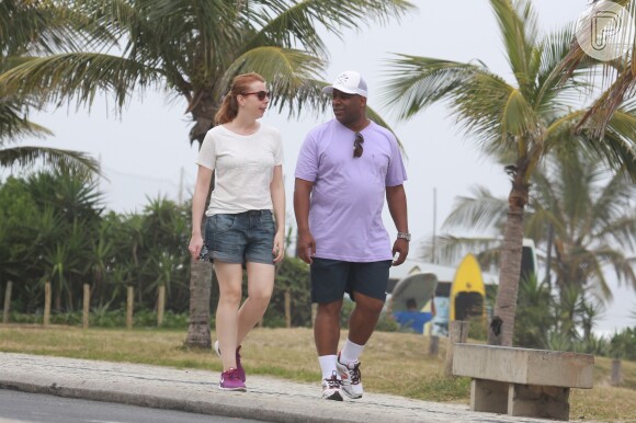 Aílton Graça, de 'Império', caminha ao lado da esposa, Cátia Naiane, na orla da praia da Barra da Tijuca, Zona Oeste do Rio de Janeiro, nesta sexta-feira, 12 de setembro de 2014