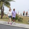 Aílton Graça e Cátia Naiane fazem caminhada leve na orla da praia da Barra da Tijuca, no Rio. Ator está faz o travesti Xana Summer de "Império'
