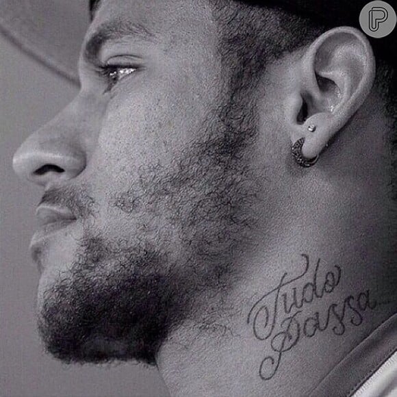 O ex-namorado de Bruna Marquezine, Neymar postou uma mensagem citando a sua tatuagem no pescoço: 'Tudo passa'