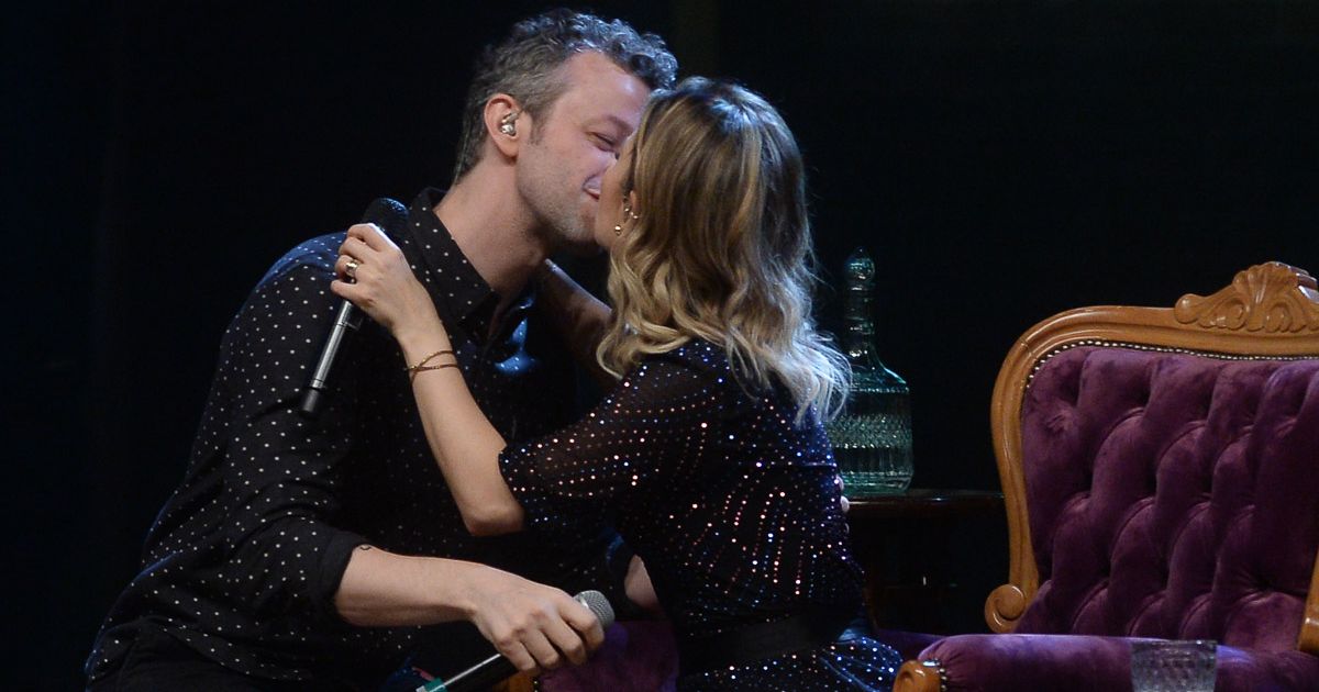 Sandy tem momento romântico com Lucas