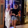 Xuxa Meneghel e Sasha escolheram looks confortáveis e descolados para irem ao shopping