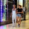 Xuxa Meneghel e Sasha mostraram afinidade ao caminhar pelo shopping