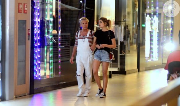 Xuxa Meneghel e Sasha mostraram afinidade ao caminhar pelo shopping