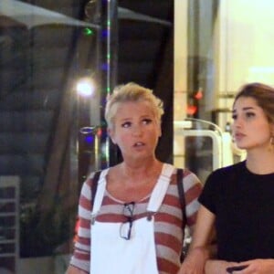 Xuxa Meneghel conversou com Sasha durante ida ao shopping