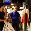 Xuxa Meneghel deixou loja cheia de sacolas após compras em shopping no Rio