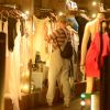 Xuxa Meneghel escolhe peça de roupa em loja de shopping