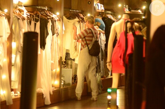 Xuxa Meneghel escolhe peça de roupa em loja de shopping