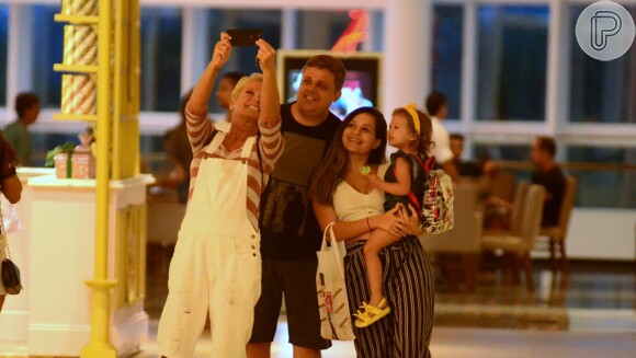 Xuxa Meneghel faz selfie com família durante passeio no shopping do Rio de Janeiro