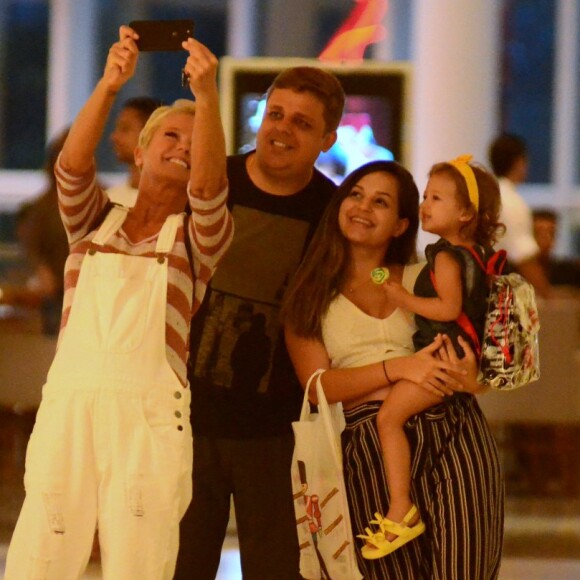 Xuxa Meneghel faz selfie com família durante passeio no shopping do Rio de Janeiro