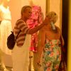 Xuxa Meneghel conversou com uma fã durante ida a shopping no Rio de Janeiro