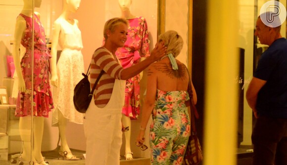 Xuxa Meneghel conversou com uma fã durante ida a shopping no Rio de Janeiro