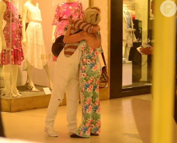 Xuxa Meneghel deu um abraço na admiradora em shopping no Rio de Janeiro