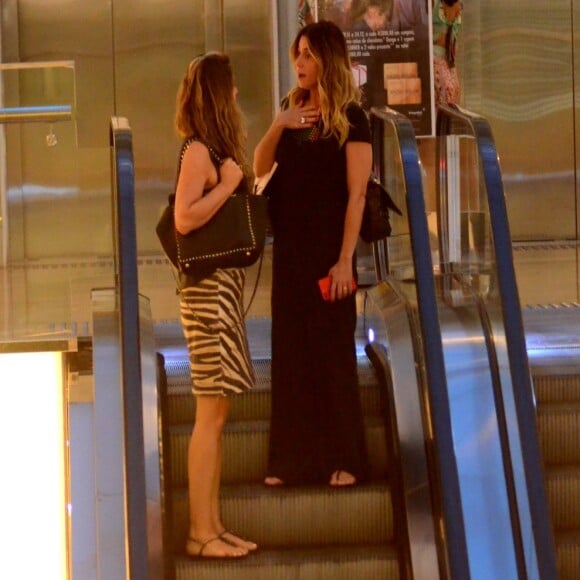 Giovanna Antonelli é vista em shopping carioca com amiga dias antes do Natal