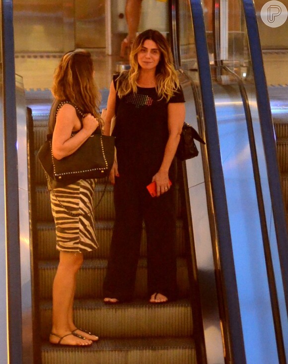 Giovanna Antonelli faz passeio em shopping carioca