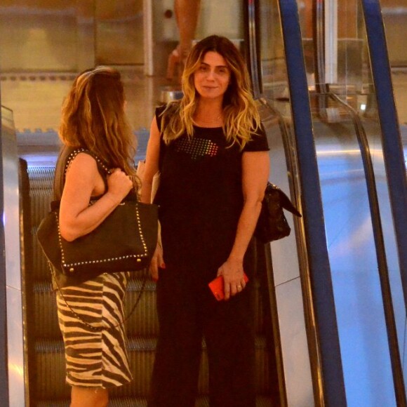 Giovanna Antonelli faz passeio em shopping carioca
