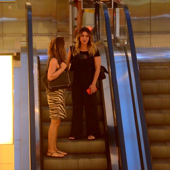 Giovanna Antonelli passeia em shopping do Rio de Janeiro ao lado de amiga