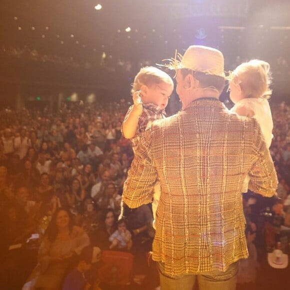 Sempre que tem oportunidade, Michel Teló leva os filhos, Melinda e Teodoro, a bastidores de shows