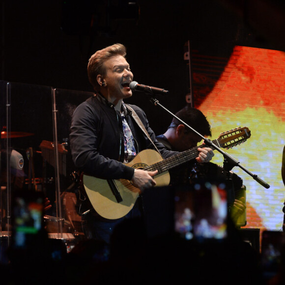 'É a sanfona que faz fom, fom, fom!', disse Michel Teló, animado com o filho mais novo tocando uma minisanfona