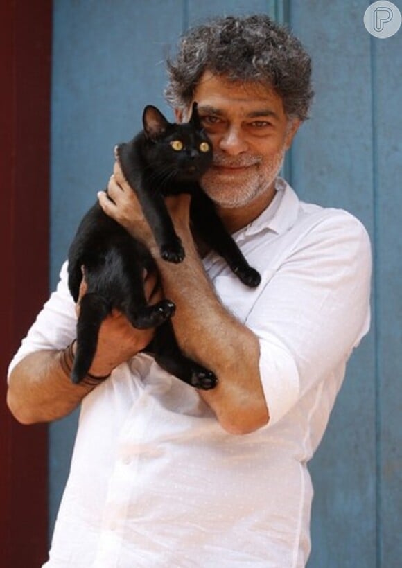 Na novela 'O Sétimo Guardião', o gato Léon (Eduardo Moscovis) será entregue sem vida por Neide (Viviane Araujo)