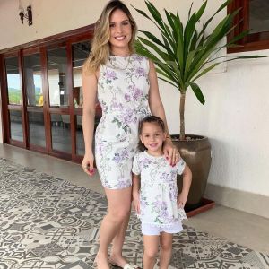 Thyane Dantas combinou look floral fresh com a filha, Ysis, de 4 anos