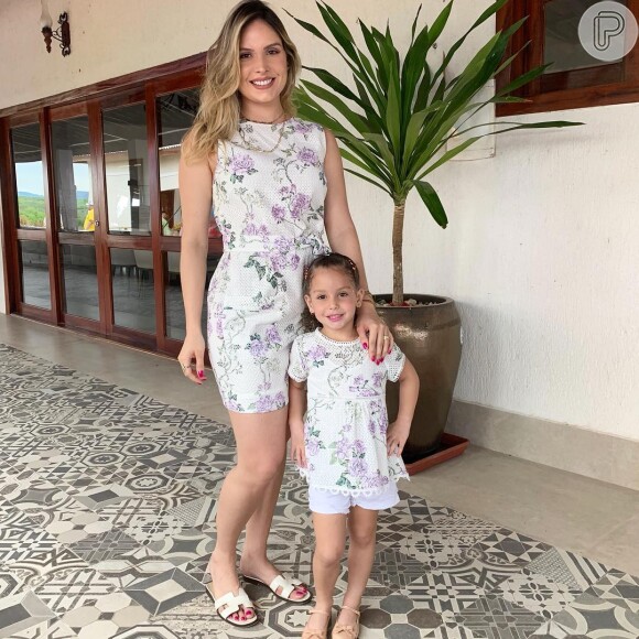 Thyane Dantas combinou look floral fresh com a filha, Ysis, de 4 anos