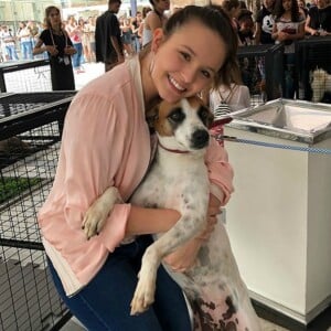 Em janeiro, Larissa Manoela adotou cachorra resgatada por Luiza Mell