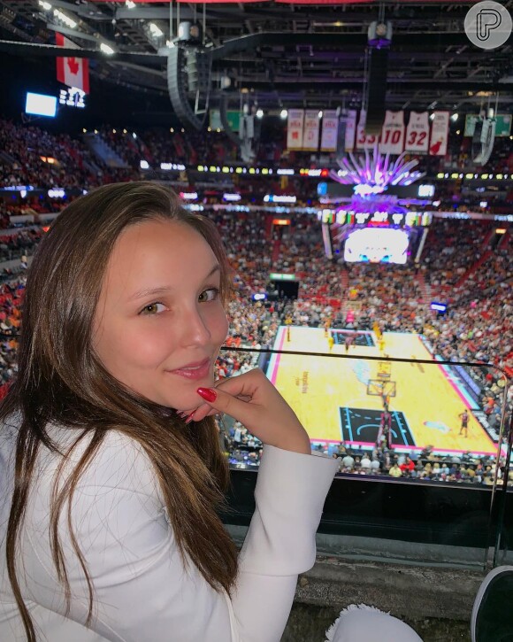Em dezembro, Larissa Manoela assistiu sua primeira partida de basquete nos Estados Unidos