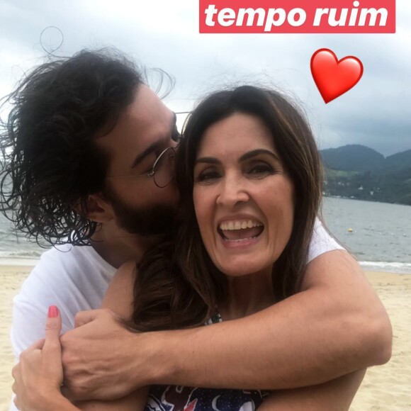 Fátima Bernardes ganha beijo de Túlio Gadêlha em foto