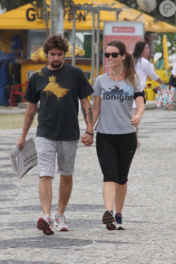 Juliana Didone e o namorado, Flávio Rossi, correram na orla de uma praia carioca