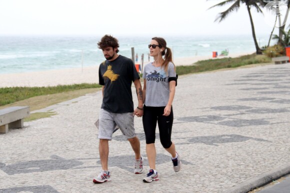 Os dois não se desgrudaram! Juliana Didone e o namorado se exercitam em praia do Rio de Janeiro