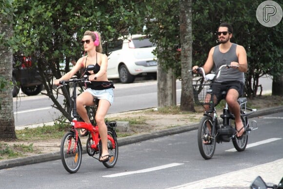 Ao lado do marido Pedro Brandão, Bianca Bin pedalou pela orla da Barra da Tijuca