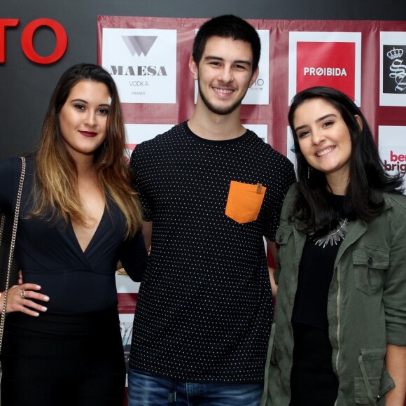 Laura, Vinícius e Beatriz, trigêmeos de Fátima Bernardes posaram com a mãe e Túlio Gadêlha