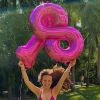 Larissa Manoela posou de biquini para comemorar a marca de 18 milhões de seguidores