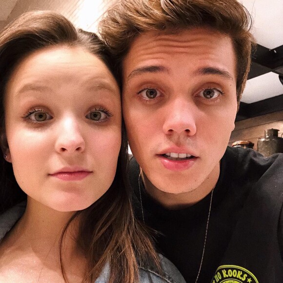 Larissa Manoela foi exaltada peo namorado, Leo Cidade, ao completar 18 anos: 'Encanta a todos'