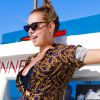 Em Noronha, Carol Dantas usou um óculos de sol vintage, modelo gatinho, para estilizar o look beachwear no barco
