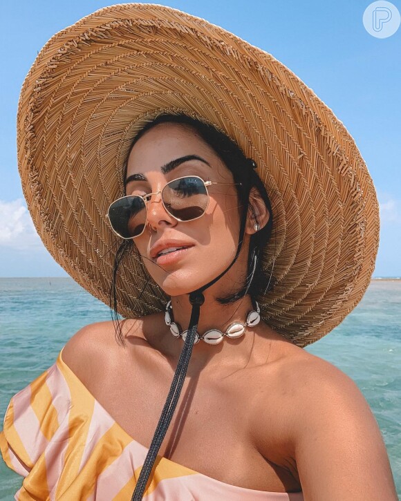O look de praia de Jade Seba contou com o colar de búzios, que voltou a ser moda no verão 2019