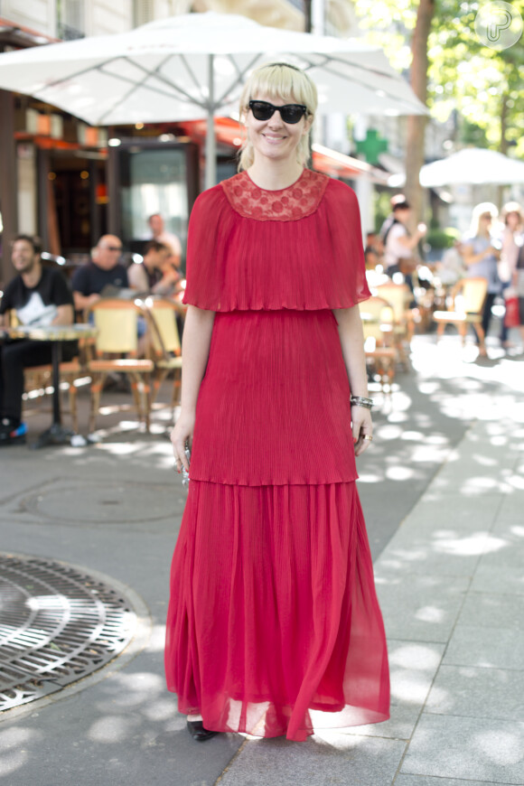 Sarah Riani, da Vogue, usa vestido plissado Alberta Ferretti