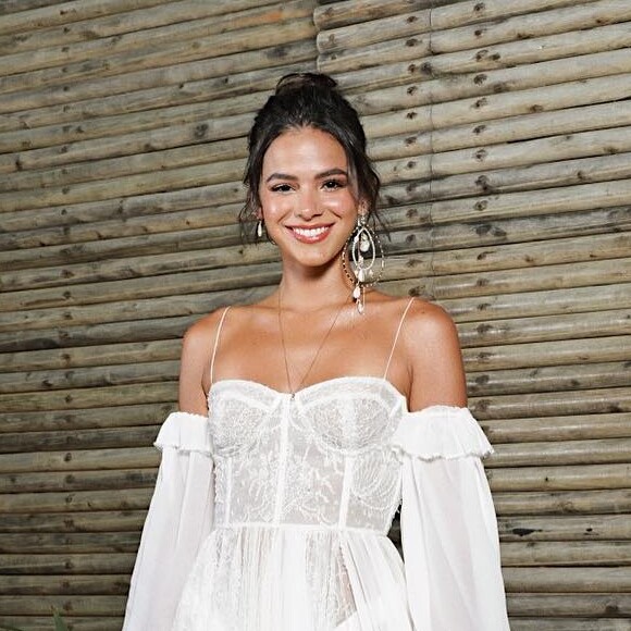 Bruna Marquezine curtiu a festa 'Galinhada', evento que encerra as comemorações de Ano-Novo em Fernando de Noronha