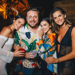 Bruna Marquezine se joga no funk com Manu Gavassi e mais artistas na praia do Boldró, em Fernando de Noronha, na madrugada desta quinta-feira, 03 de janeiro de 2019