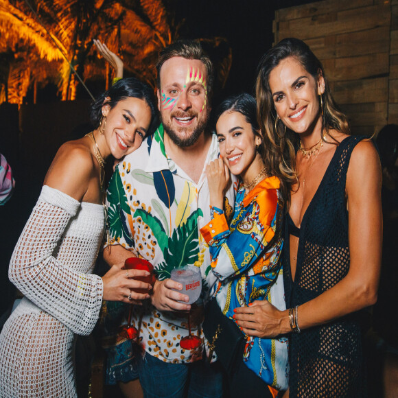 Bruna Marquezine se joga no funk com Manu Gavassi e mais artistas na praia do Boldró, em Fernando de Noronha, na madrugada desta quinta-feira, 03 de janeiro de 2019