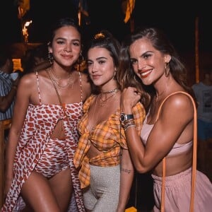 Bruna Marquezine escolheu uma saída de praia longa e biquíni com hot pant Adriana Degreas