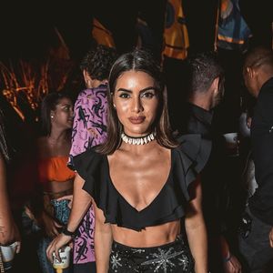 Camila Coelho escolheu um look preto para a festa em Noronha