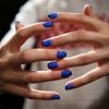 A manicure também pode ser feita com esmaltes em tons de azul