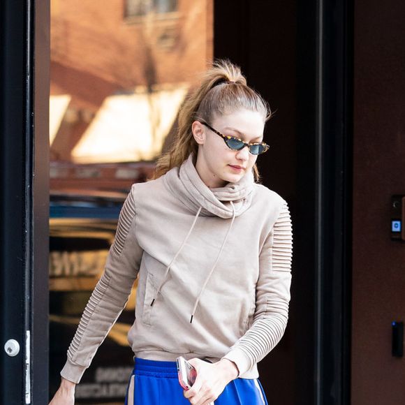 Que tal o óculos de sol com lente azul de Gigi Hadid?
