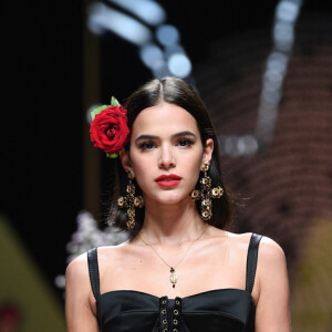 Bruna Marquezine fotografou com o look desfilado na semana de Moda em Milão